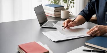 Biên tập viên rà soát bản thảo để hoàn thiện một bài viết SEO
